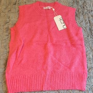 Nuzzle Top, Size Medium. NWT